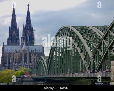 La cathédrale de Cologne et de pont Hohenzollern (Lovelock Bridge), Cologne, Allemagne Banque D'Images