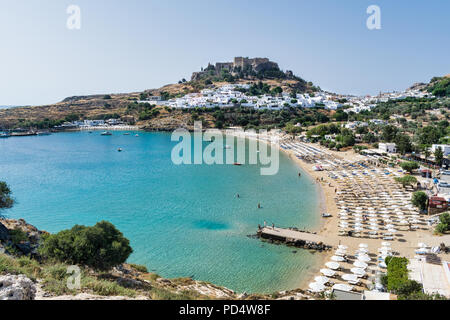 C'est une photo de Lindos et sa plage principale. Lindos est un village sur l'île grecque de Rhodes Banque D'Images
