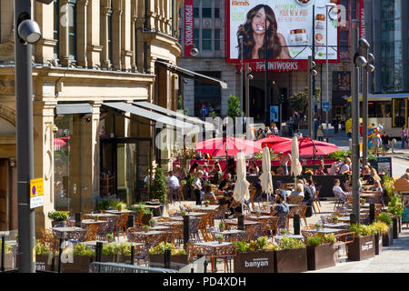 Les gens à l'extérieur de la salle à manger, Corn Exchange Exchange Square à Manchester. Banque D'Images