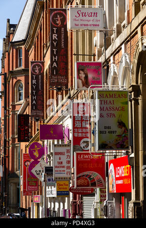 Les panneaux de construction dans le quartier chinois, Manchester Banque D'Images