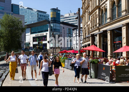 Les gens à l'extérieur de la salle à manger, Corn Exchange Exchange Square à Manchester. Banque D'Images