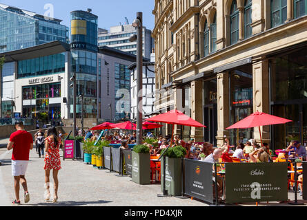 Les gens à l'extérieur de la salle à manger, Corn Exchange Exchange Square à Manchester. Banque D'Images