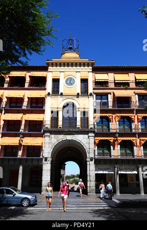 Arco de la Sangre et touristes dans la Plaza Zocodover, Toledo, Castille-La Manche, Espagne Banque D'Images