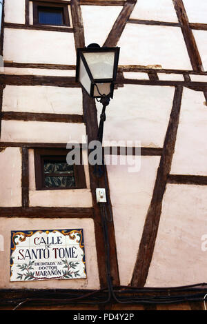 Bâtiment historique à colombages et panneau rue Calle de Santa Tome, Tolède, Castille-la Manche, Espagne Banque D'Images