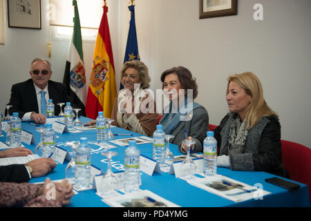 Reine émérite de l'Espagne Doña Sofia de Grèce et de Danemark visite la banque alimentaire de Cáceres, Extremadura, Espagne. Banque D'Images