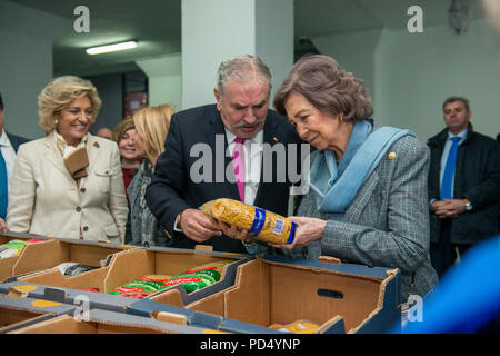 Reine émérite de l'Espagne Doña Sofia de Grèce et de Danemark visite la banque alimentaire de Cáceres, Extremadura, Espagne. Banque D'Images