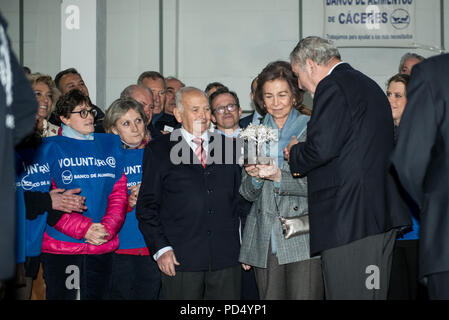 Reine émérite de l'Espagne Doña Sofia de Grèce et de Danemark visite la banque alimentaire de Cáceres, Extremadura, Espagne. Banque D'Images