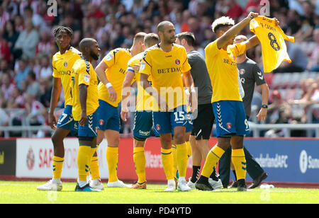 Charlton Athletic's Lyle Taylor (à droite) est titulaire d'un shirt de blessés coéquipier Jake Forster-Caskey comme il célèbre marquant son but premier du côté du jeu de la Ligue au cours de la Sky Bet un match au stade de la lumière, Sunderland pendant le match en Ligue 1 pari du ciel au stade de la lumière, Sunderland. Banque D'Images