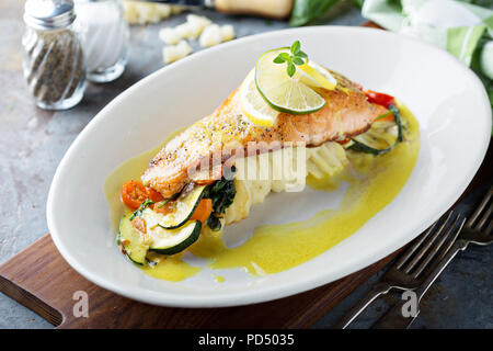 Saumon rôti avec des légumes et de la purée de pomme de terre Banque D'Images