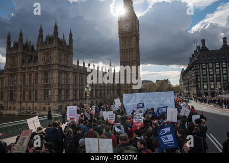 Le pont de Westminster, Londres, Royaume-Uni. 26 avril 2016. Jeremy Corbyn et John McDonnell rejoignez des centaines de jeunes médecins en grève de St Thomas mars's hosp Banque D'Images