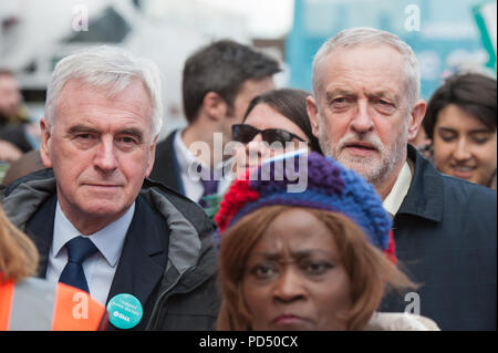 Le pont de Westminster, Londres, Royaume-Uni. 26 avril 2016. Jeremy Corbyn et John McDonnell rejoignez des centaines de jeunes médecins en grève de St Thomas mars's hosp Banque D'Images