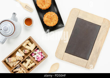 Vue de dessus de table d'images aériennes chinois décorations Moon Festival historique concept.Télévision jeter la pause-collation gâteau sucré et thé avec couverture incluse pour mock Banque D'Images