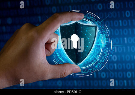 Maillage de la Terre planète Monde Hommes d'agiter les mains pour protéger l'information dans le cyberespace. Businessman holding shield'icône de protection protection network Banque D'Images