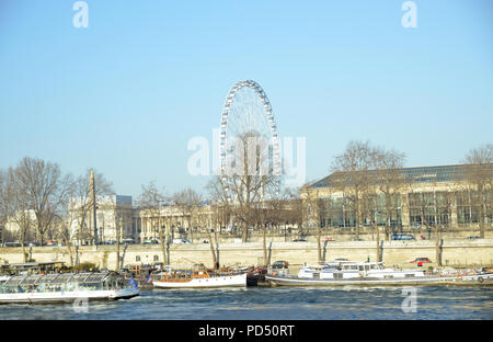 PARIS-FRANCE-JAN 19, 2017 : La roue de Paris est à 60 mètres de la grande roue transportable, initialement installée sur la Place de la Concorde à Paris, Fran Banque D'Images