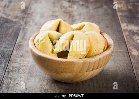 Fortune cookies dans bol en bois sur table en bois Banque D'Images