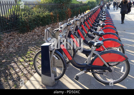 Vue d'un groupe d'un service de location de vélos dans une rue Banque D'Images