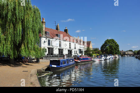 Bateaux amarrés devant la faucheuse Inn sur la rivière Great Ouse, Ely, Cambridgeshire, Angleterre, RU Banque D'Images