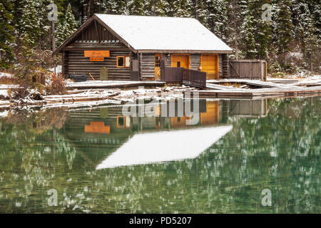 La neige et la neige réflexion sur toit de cabine sur le lac Louise dans le parc national de Banff, Alberta, Canada. Banque D'Images