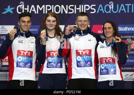 La société britannique James Guy, Freya Anderson, Adam tourbée et de la Géorgie dans l'or célébrer Davies 4x100m relais quatre nages mixte au cours de la cinquième journée de l'Europe 2018 au Centre International de Natation Tollcross, Glasgow. Banque D'Images