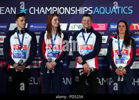 La société britannique James Guy, Freya Anderson, Adam tourbée et de la Géorgie dans l'or célébrer Davies 4x100m relais quatre nages mixte au cours de la cinquième journée de l'Europe 2018 au Centre International de Natation Tollcross, Glasgow. Banque D'Images