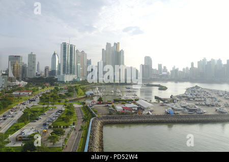 Vue aérienne de la magnifique ligne d'horizon de la ville de Panama et la Cinta Costera Boulevard Banque D'Images