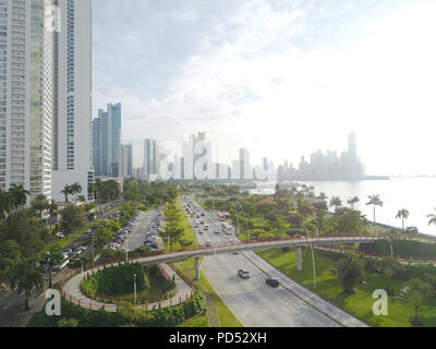 Vue aérienne de l'Avenue Balboa et les Cinta Costera Boulevard, dans la ville de Panama, Panama Banque D'Images