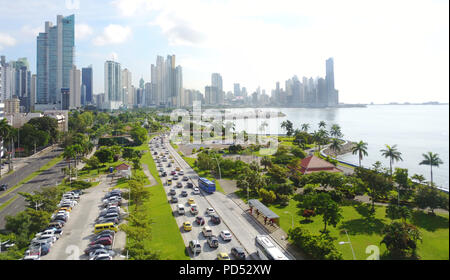 Vue aérienne de la ville de Panama, Panama et l'Avenue Balboa montrant Cinta Costera Boulevard Banque D'Images