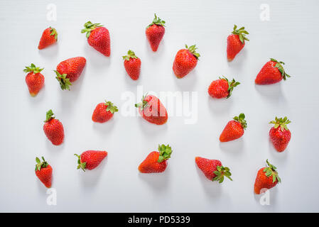 Des fraises fraîches. Fraises sur fond blanc en béton. La récolte des fraises locales biologiques. Banque D'Images