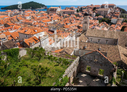 Les toits de l'église franciscaine et le monastère et la vieille ville de Dubrovnik, Dubrovnik, Croatie, Europe Banque D'Images