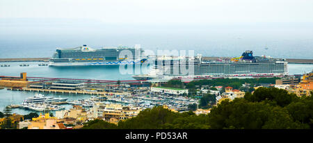 Les navires de croisière à port Palma de Majorque est une ville et capitale de l'île espagnole de Majorque (Mallorca), dans l'ouest de la Méditerranée. Le mas Banque D'Images