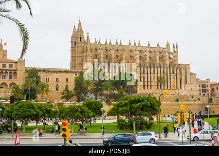 Cathédrale La Seu Palma de Mallorca resort une ville et la capitale de l'île espagnole de Majorque (Mallorca), dans l'ouest de la Méditerranée. L'énorme Sa Banque D'Images