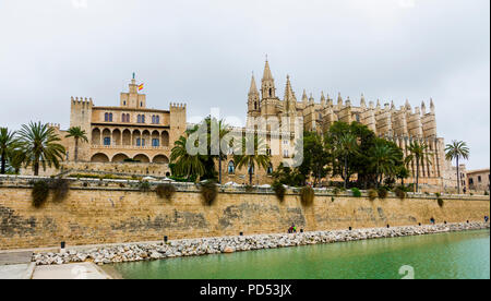 Cathédrale La Seu Palma de Mallorca resort une ville et la capitale de l'île espagnole de Majorque (Mallorca), dans l'ouest de la Méditerranée. L'énorme Sa Banque D'Images