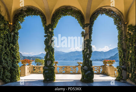 Balcon panoramique donnant sur le lac de Côme dans la célèbre Villa del Balbianello, dans la commune de Lenno. Banque D'Images