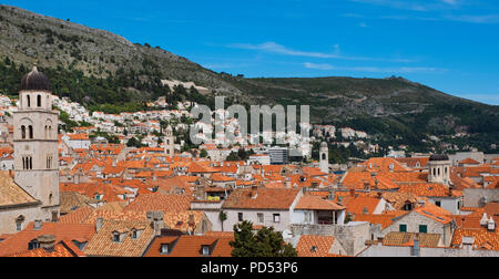 L'Église Franciscaine et toits de la vieille ville de Dubrovnik, Dubrovnik, Croatie, Europe Banque D'Images