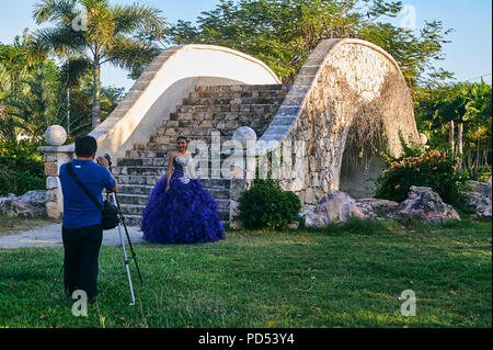 MERIDA, YUC/MEXIQUE - DEC 12, 2017 : un vidéaste travaillant sur un "Quinceañera" (15 ans) adolescentes session, à un parc public Banque D'Images