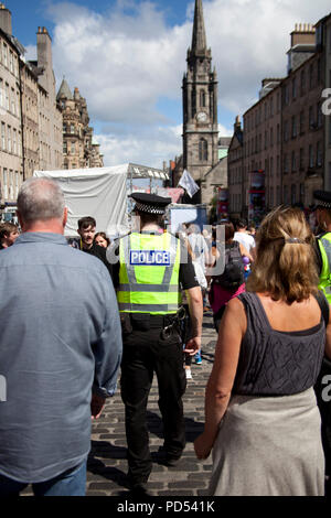 La présence policière dans le Royal Mile pendant les trois semaines de l'événement annuel de l'Edinburgh Fringe Festival Banque D'Images