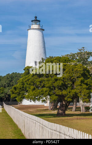 Situé dans le village de pêcheurs d'Ocracoke sur l'île d'Ocracoke, c'est le plus vieux phare en Caroline du Nord. Banque D'Images