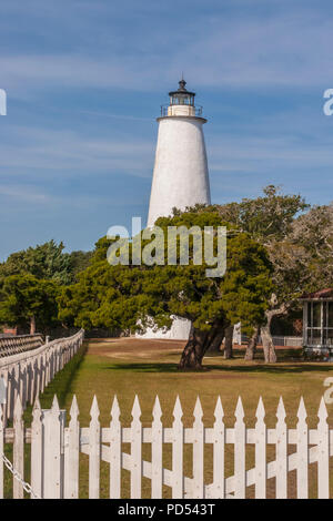 Phare d'Ocracoke sur l'île d'Ocracoke, qui fait partie des îles de la barrière des rives extérieures en Caroline du Nord. Le plus vieux phare de Caroline du Nord. Banque D'Images