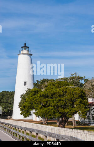 Phare d'Ocracoke sur l'île d'Ocracoke, qui fait partie des îles de la barrière des rives extérieures en Caroline du Nord. Le phare d'Ocracoke est le plus ancien phare de Caroline du Nord. Banque D'Images