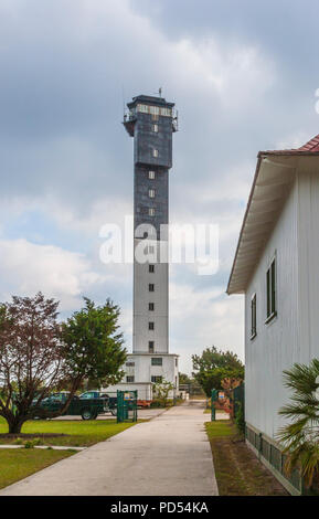 Le monolithique moderne Sullivan's Island Lighthouse, le dernier grand phare construit par le gouvernement fédéral, ressemble à une tour de contrôle du trafic aérien. Banque D'Images