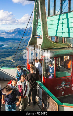 En tram jusqu'au sommet de Whistler Mountain, près de la ville de Jasper dans le parc national Jasper, Alberta, Canada. Banque D'Images