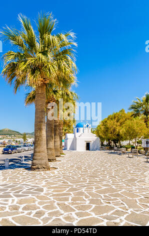 Palmiers le long de la promenade de bord de mer dans la ville de Parikia sur l'île de Paros. Grèce Banque D'Images