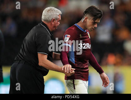 Aston Villa's Jack Grealish serre la main du manager Steve Bruce qu'il est substitué au cours de la Sky Bet Championship match au stade KCOM, Hull. Banque D'Images