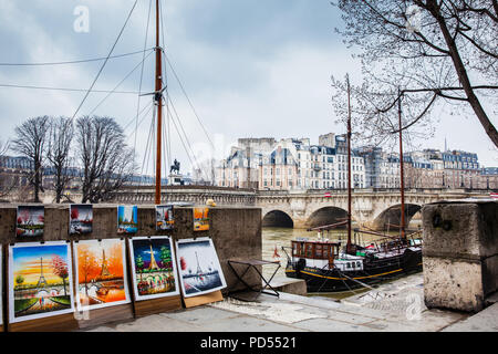 Tour Eiffel œuvre étant vendus à proximité du Pont Neuf dans une froide journée d'hiver à Paris Banque D'Images