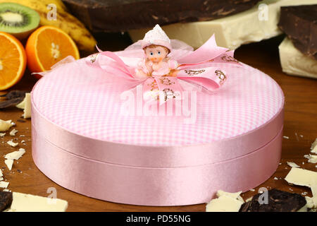 Boîte de rose de chocolat de luxe assorties aux truffes et pralines sur Banque D'Images