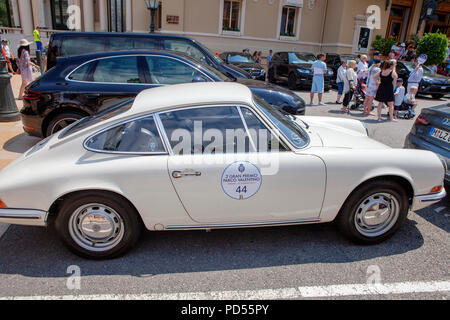 Porsche 911 T Classic 1960 voiture garée à Monte Carlo à Monaco une zone de la Principauté de Monaco avec 44 Parco del Valentino sticker Banque D'Images