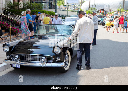 Un noir 1955 Ford Thunderbird Convertible première génération voiture garée à Monte Carlo à Monaco une zone administrative de la Principauté de Monaco Banque D'Images