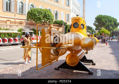 Sous-marin jaune à l'extérieur du Musée Océanographique de Monaco Banque D'Images