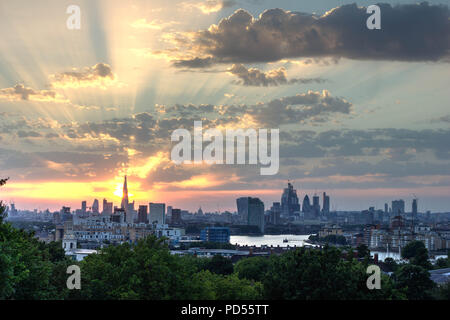 Vue depuis le sud de Londres de Sunset rays à travers le nuage sur le bâtiment Shard dans le centre de Londres, Angleterre, Grande-Bretagne, Royaume-Uni Banque D'Images