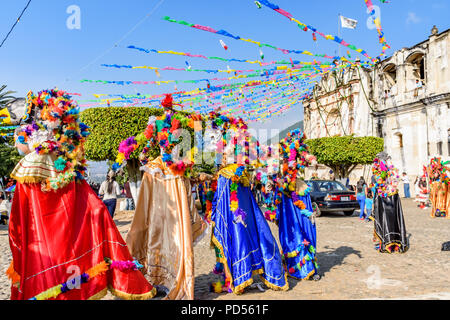 San Juan del Obispo, Guatemala - 1 janvier 2017 : danseurs en costumes & masques maya à l'extérieur de l'église pendant les célébrations de la fête du Nouvel An. Banque D'Images